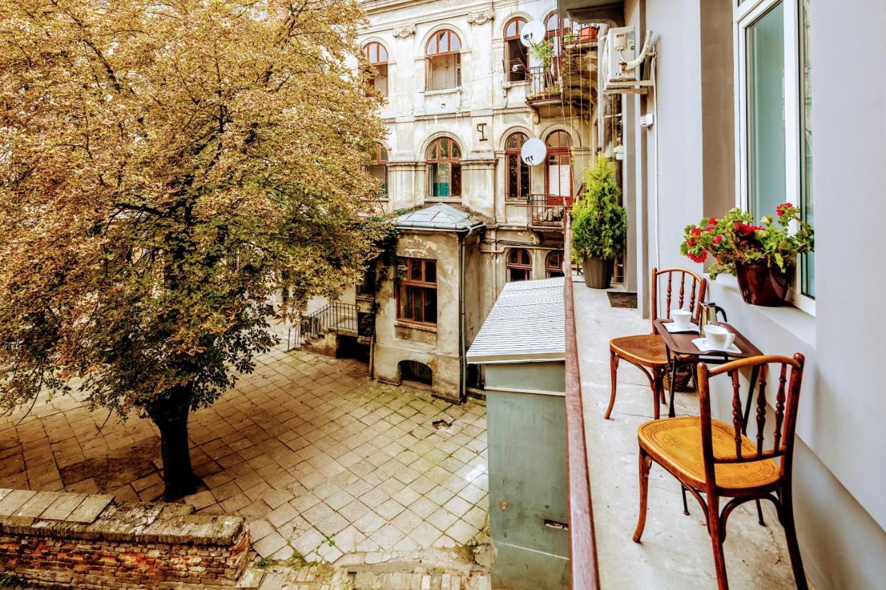 Family Apartments In Lviv Center With Balcony Bagian luar foto